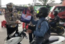 Polresta Tangerang Laksanakan Penyekatan di Jayanti,Bagikan Masker dan Beras