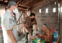 Satpol PP Gelar Patroli PPKM Darurat,Sekaligus Beri Bantuan Beras Kepada Pedagang Kaki Lima