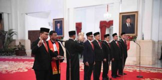 Menkominfo Arie Budi Setiadi bersama wakil menteri saat pelantikan oleh Presiden Joko Widodo di Istana Negara, Jakarta Pusat, Senin (17/07/2023).